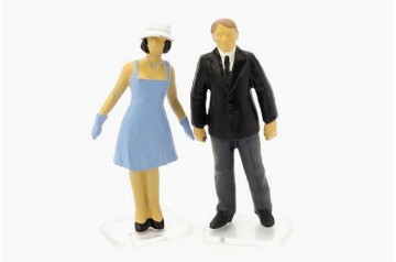Set of two 1:43rd race spectator figurines