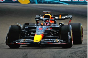 Red Bull Racing RB18 #1 'Oracle Red Bull Racing' Miami GP 2022 (M. Verstappen - 1st) w/display case