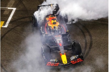 Oracle Red Bull Racing RB18 #1 Abu Dhabi GP 2022 (Max Verstappen - 1st) base with tyre marks & acrylic cover