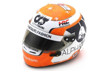 Yuki Tsunoda 2022 race helmet (Scuderia AlphaTauri)